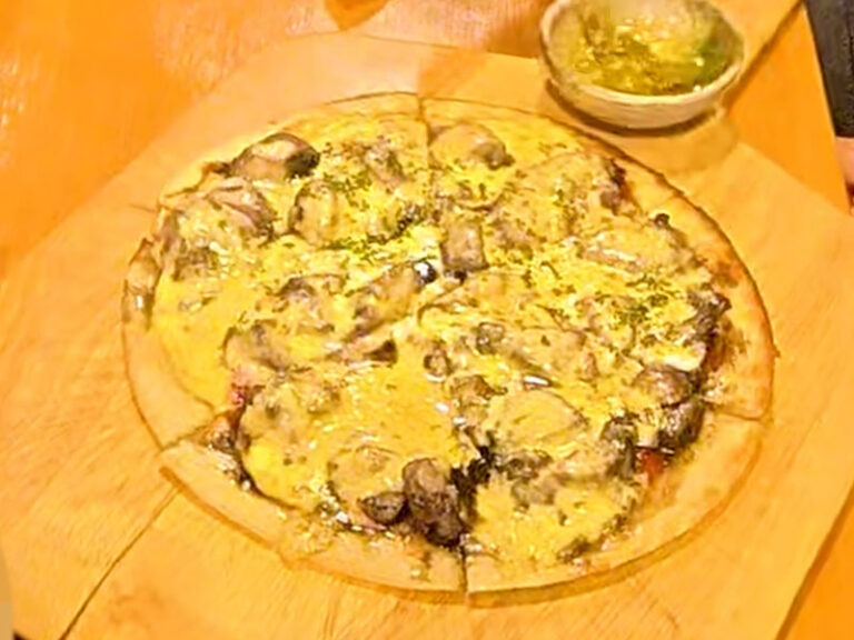 これも美味い。地鶏のあぶり焼きピザ