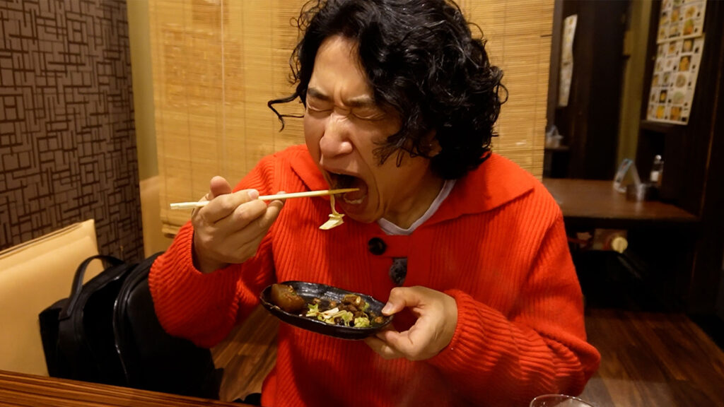 小倉の鉄板焼き店【おおきに家】の料理を美味しそうに食べるキング