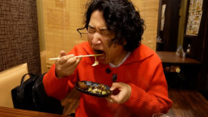 小倉の鉄板焼き店【おおきに家】の料理を美味しそうに食べるキング