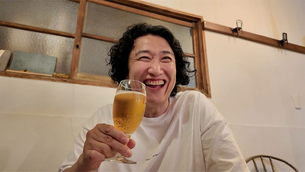 黒崎の洋食ユニコでビールを飲むキング