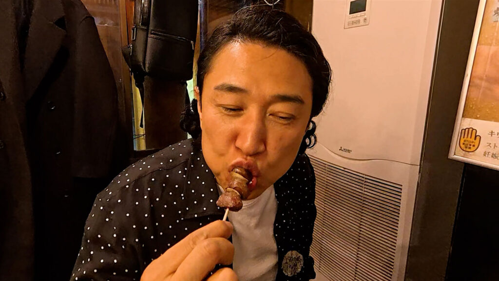 小倉の焼鳥本陣の焼き鳥を食べるキング