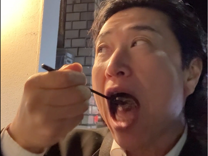 夜アイス専門店ヨルドットのアイスを食べるキングの画像