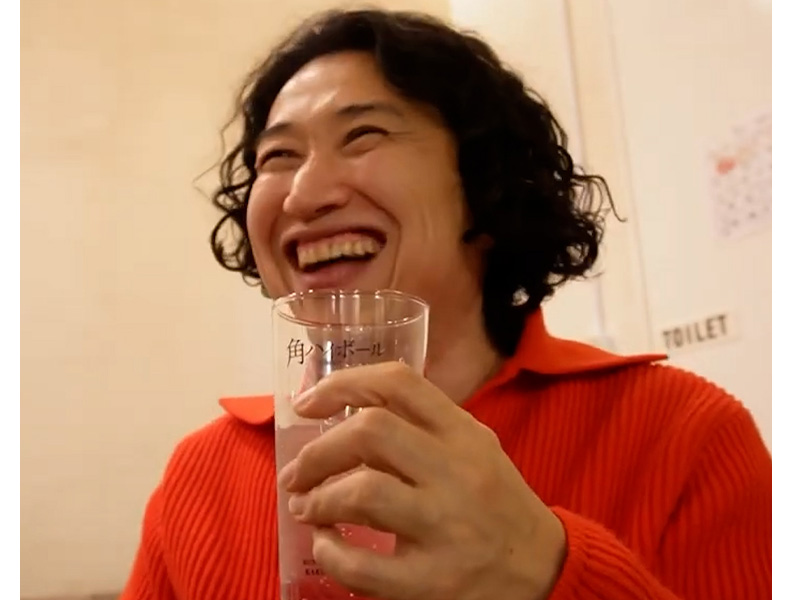 小倉のおばんざい「ママ」で楽しそうにお酒を飲むキング