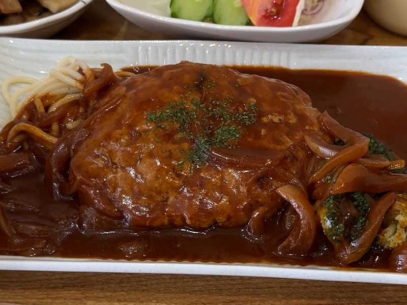 日の出食堂のデミグラスハンバーグの画像