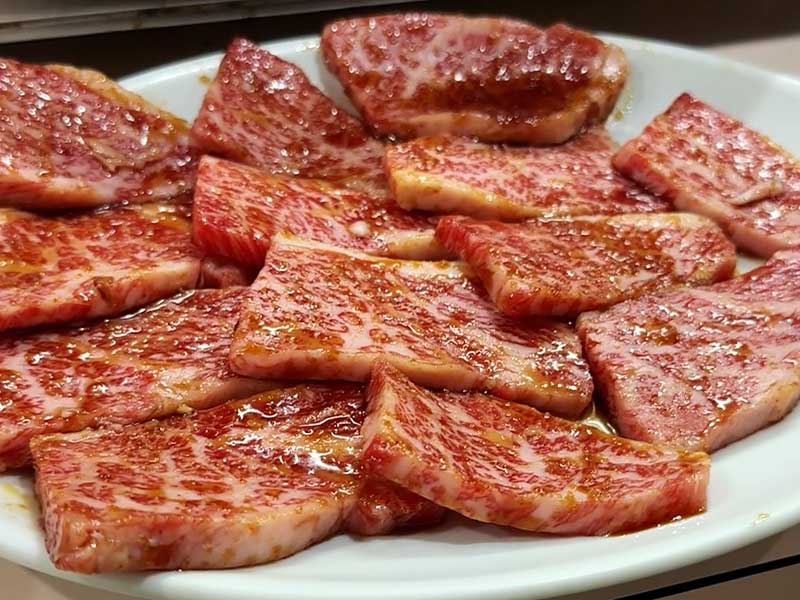 春の町の焼肉店「食道園」のカルビ