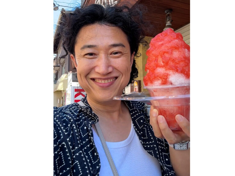 果実堂のかき氷と自分の顔の大きさを比べるキングの画像