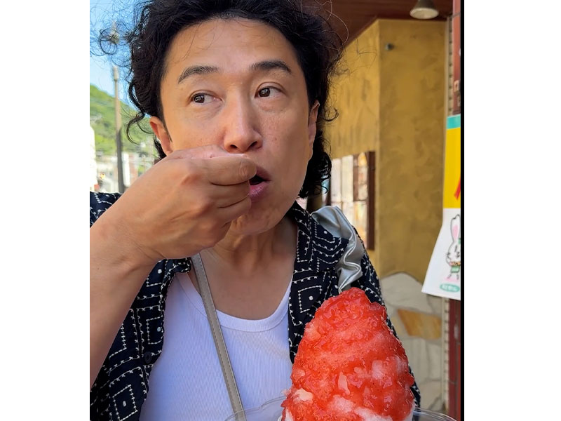 果実堂のかき氷を美味しそうに食べるキングの画像