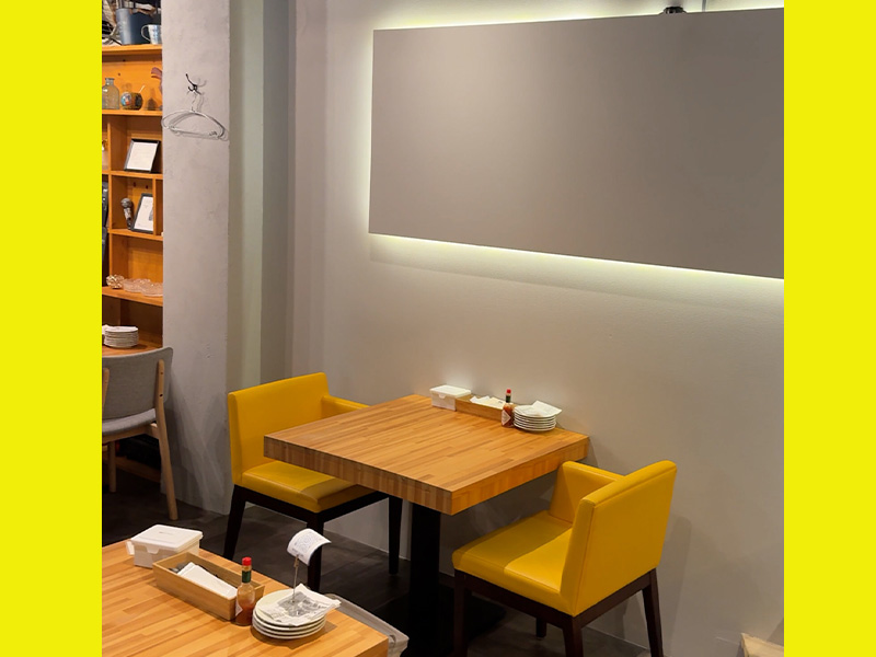 小倉のオイスターバー「ヘンリーカーネル」の店内