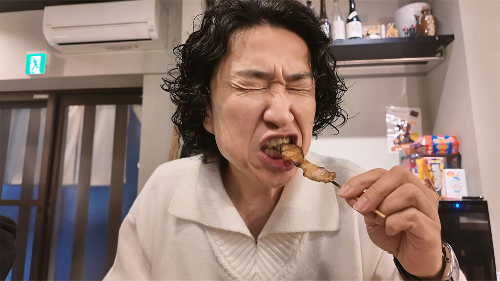 小倉京町の焼鳥店【いちや】の焼鳥をほうばるキング