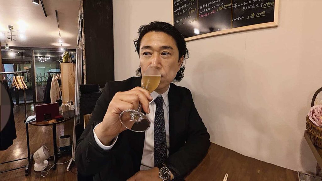 小倉（馬借）の洋食店【タベルナ】でワインを飲むキング