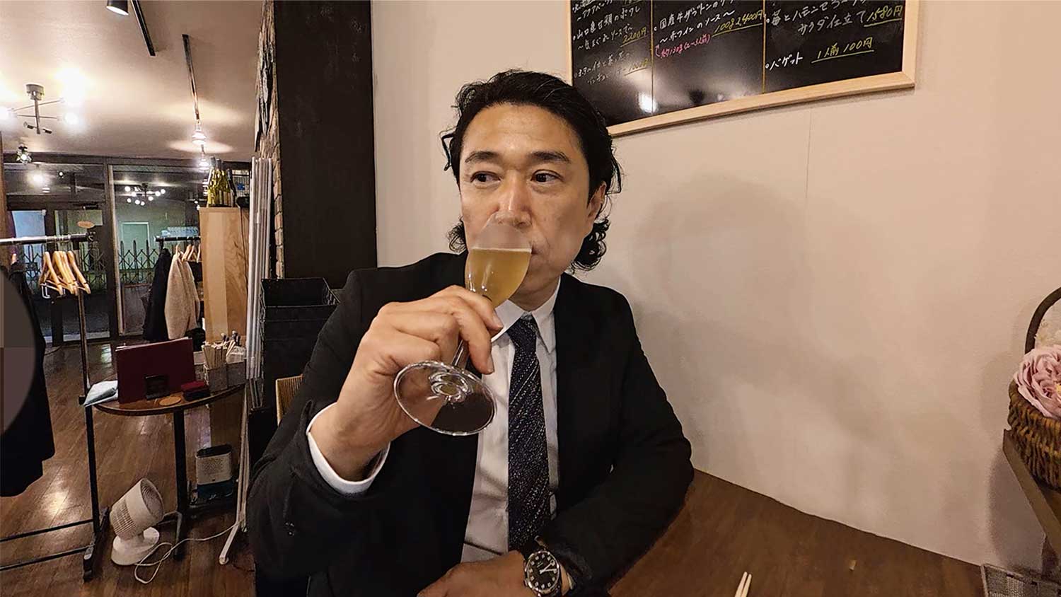 小倉（馬借）の洋食店【タベルナ】でワインを飲むキング