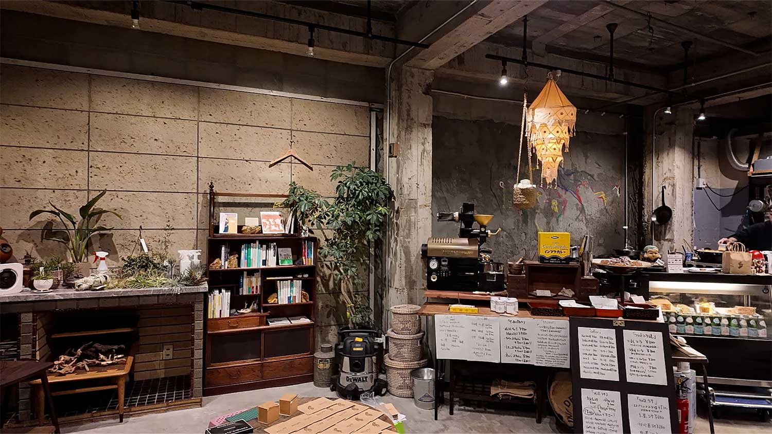 門司のカフェ【カフネ】の店内・一階の受付